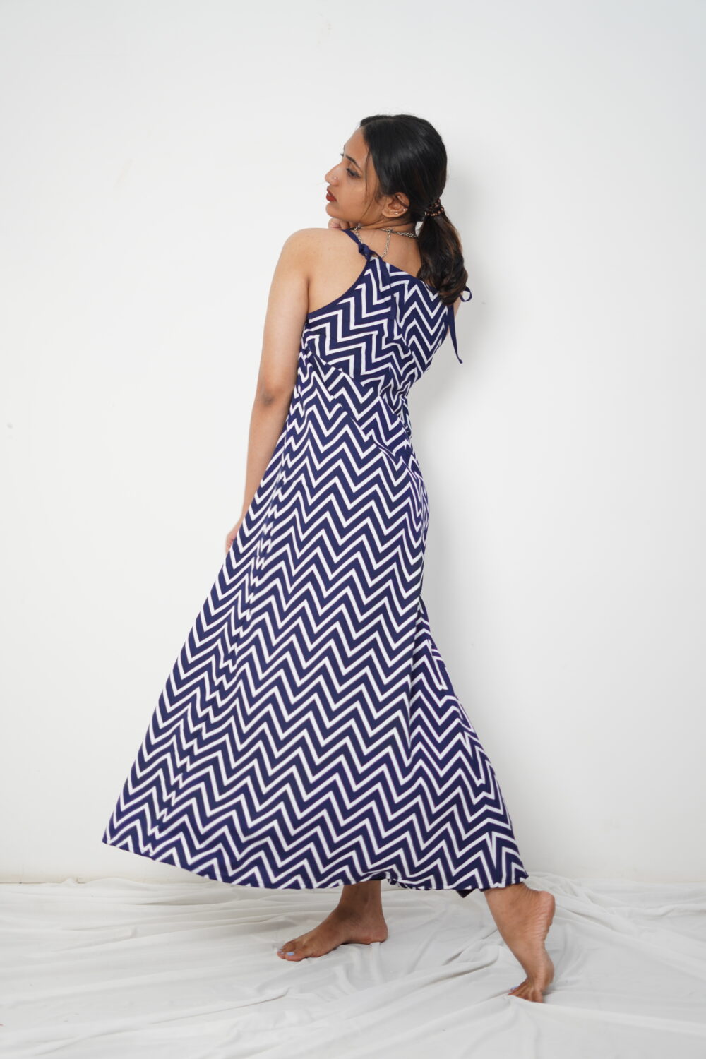 Zigzag flow – Blue & White Zigzag pattern on a Maxi Dress