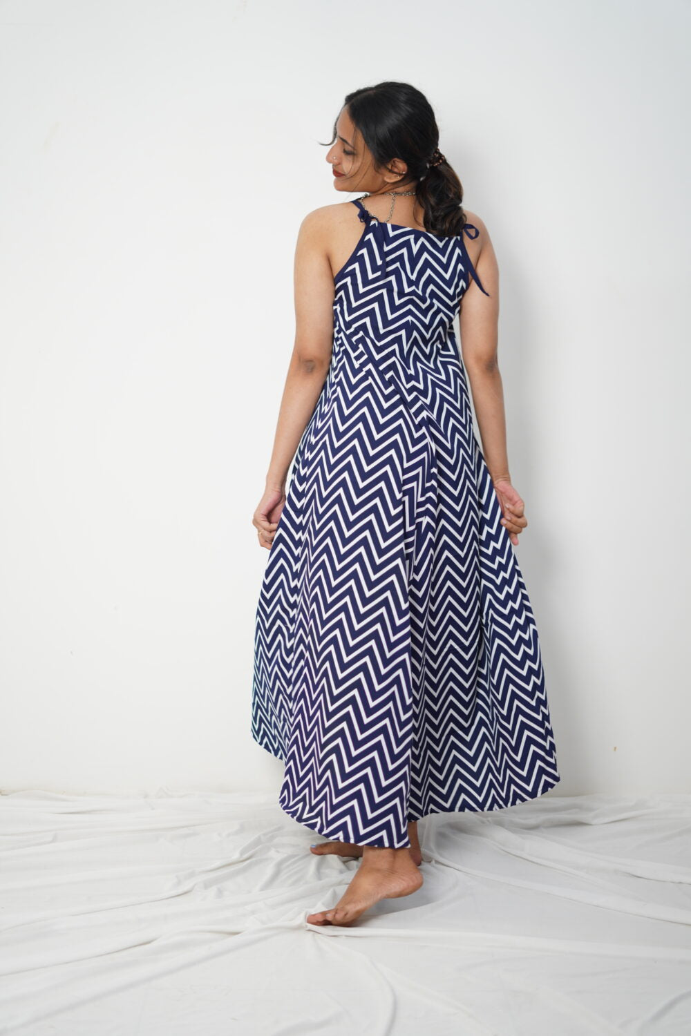 Zigzag flow – Blue & White Zigzag pattern on a Maxi Dress