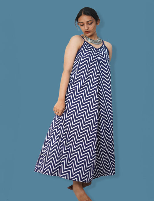 Zigzag flow – Blue & White Zigzag pattern on a Maxi Dress